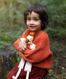 medium-shot-girl-holding-toy (1)